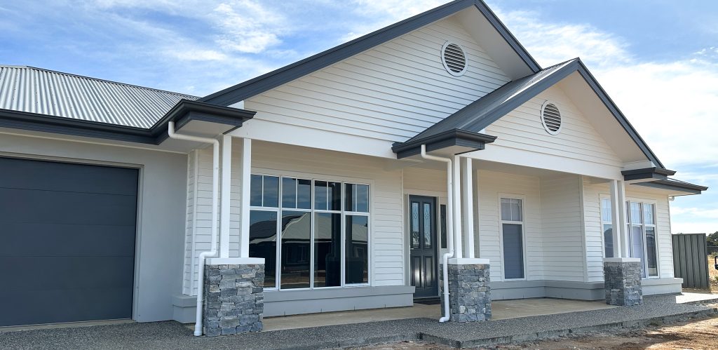 House in Nuriootpa: Roof, Fascia, Barge and Gutters – Basalt®, Gable – cladding, Piers - stackstone