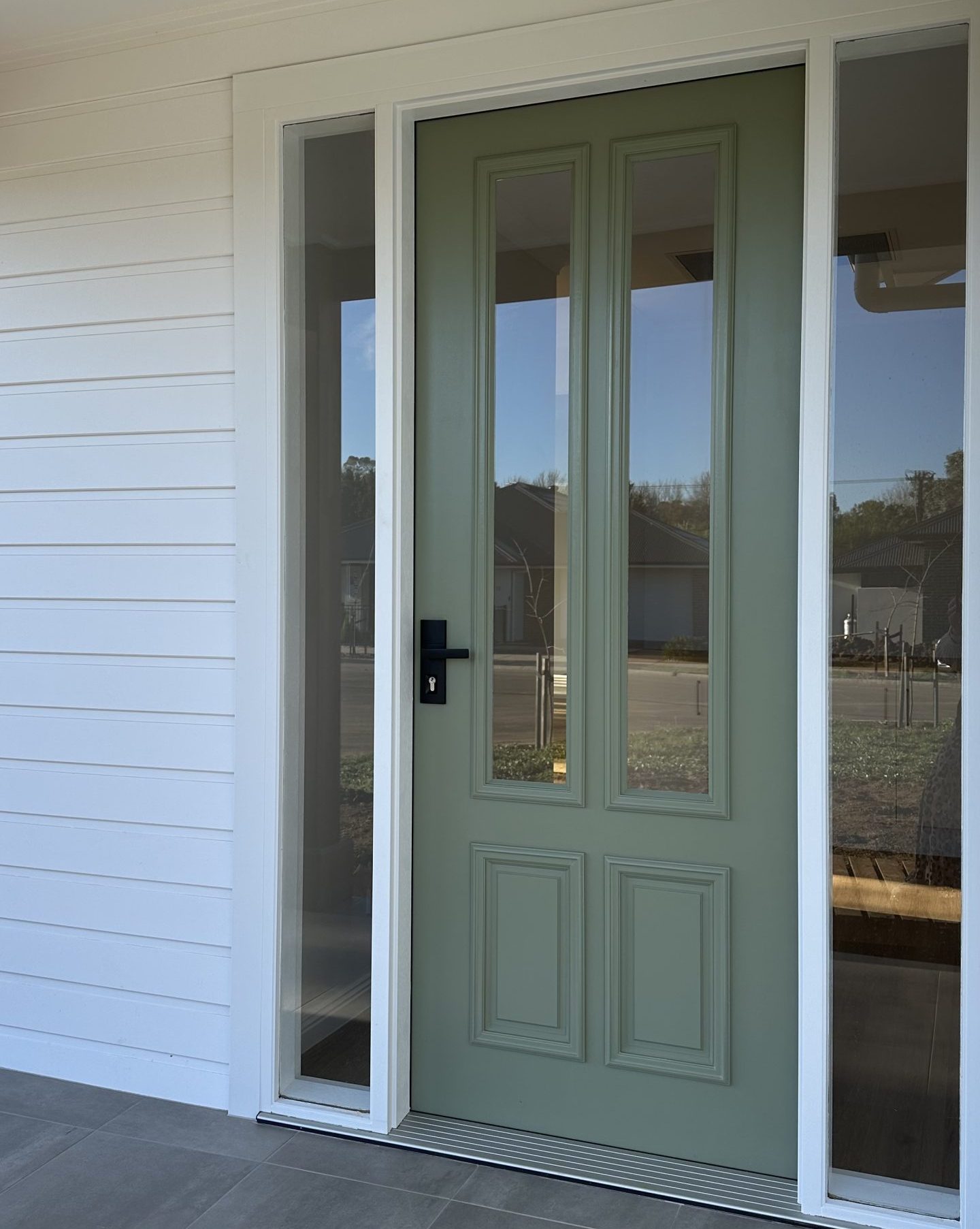 Door – Gardenia Leaf, Door Frame - Colorbond® steel Dover White™, Cladding – Feather Dawn Half