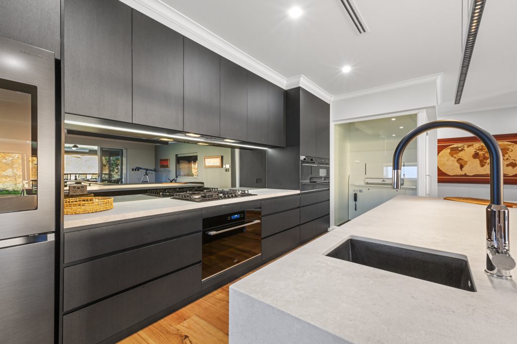 Handleless kitchen, Walker Flat