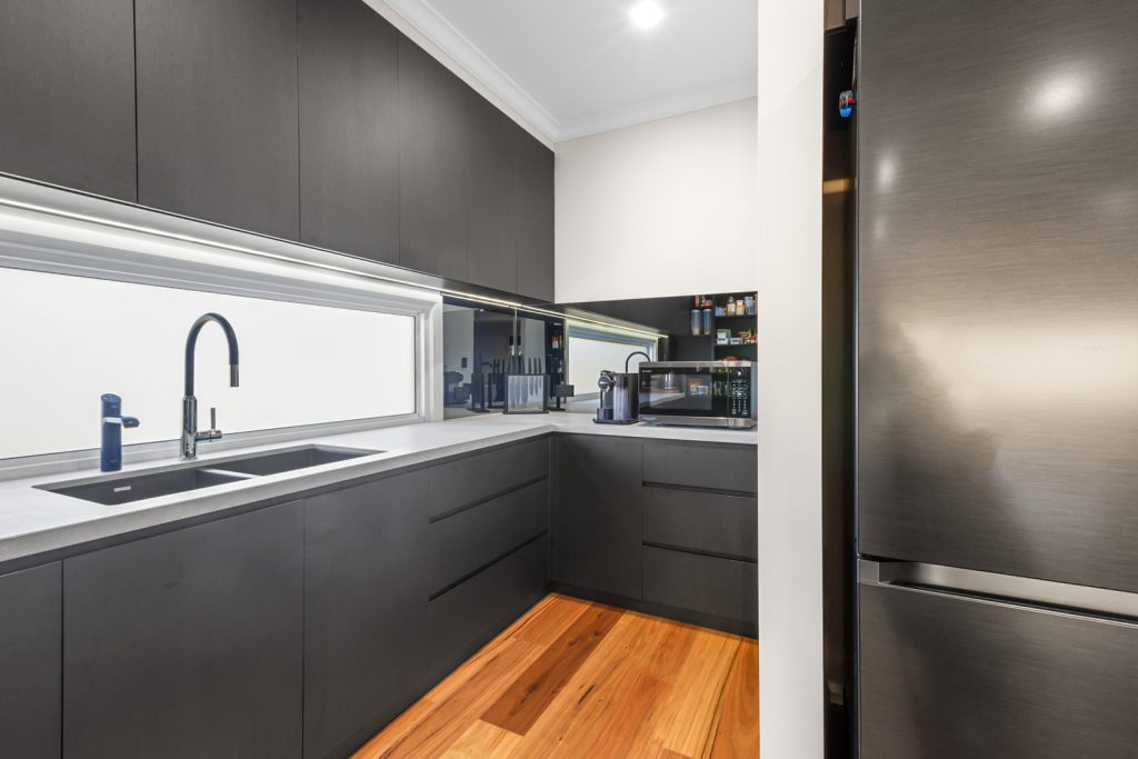 Handleless kitchen, Walker Flat