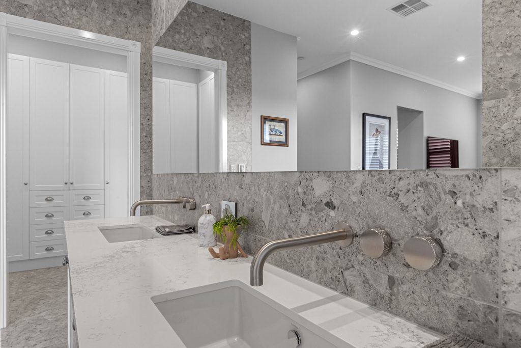 Slab Mirror, Nuriootpa