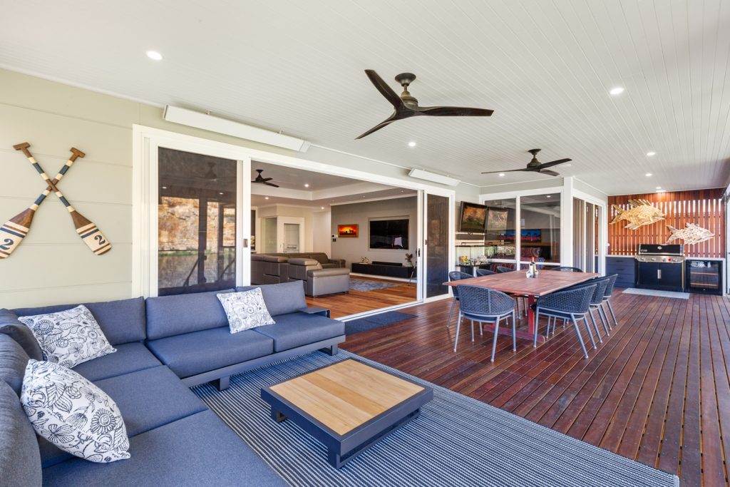 Select materials suitable for the outdoors in your outdoor kitchen